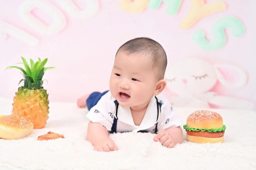 防城港宝宝在妈妈肚子里